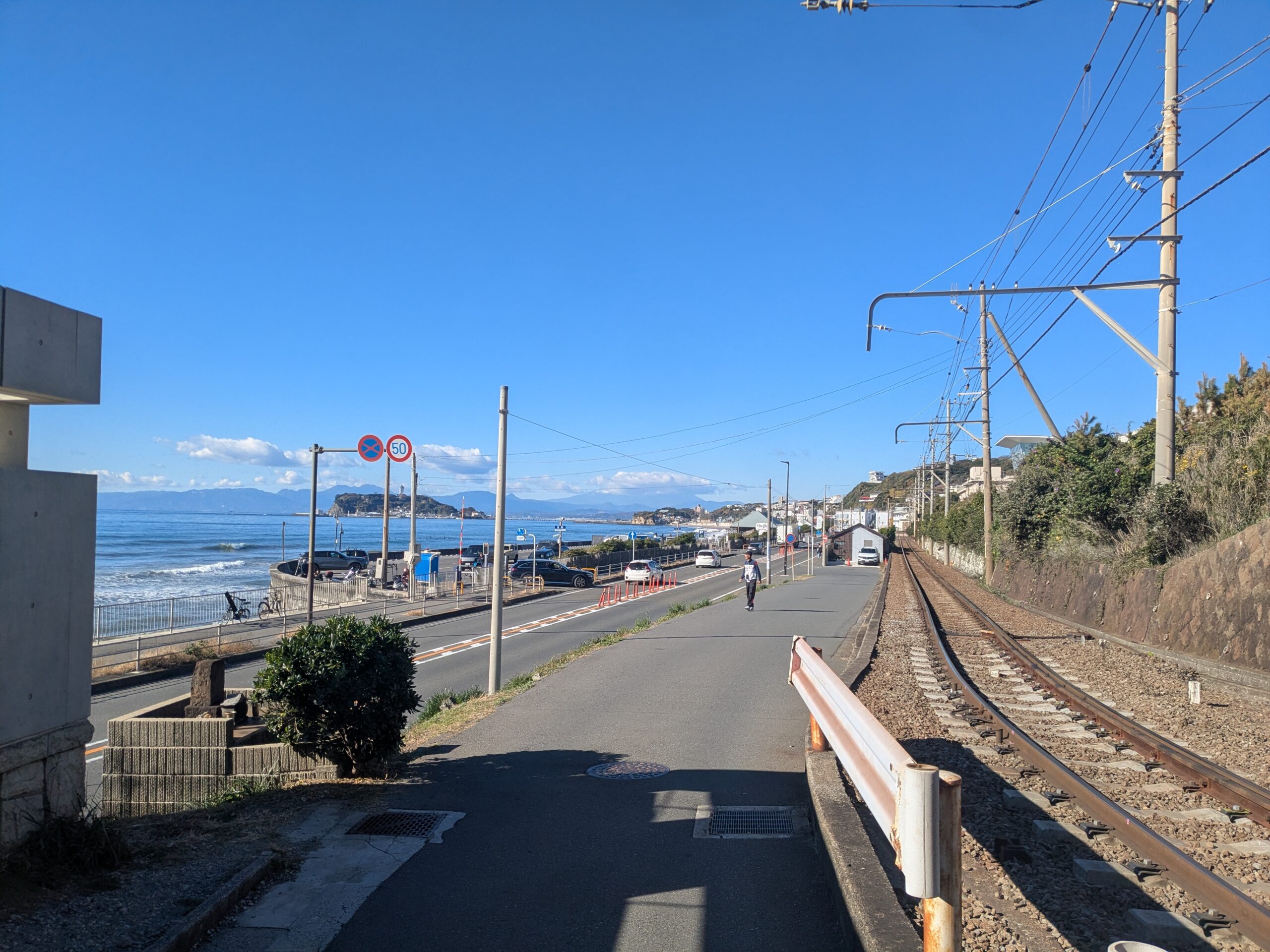 鎌倉高校前だけじゃない｜江ノ電の海沿い踏切風景